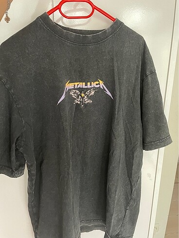 pull and bear metallica tişört