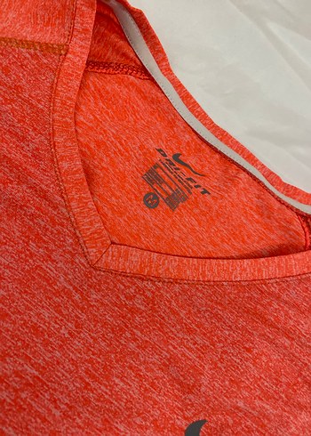 Nike Kırmızı V Yaka Kadın Tişört
