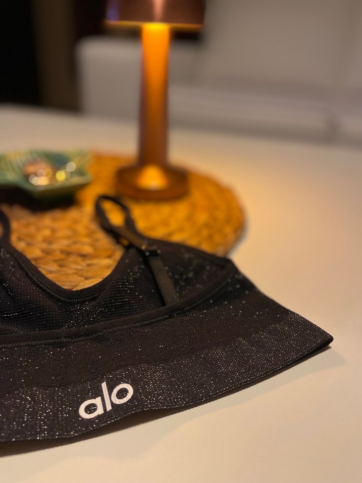 Alo Yoga Siyah Nakışlı Mini Bralet - Görsel 3