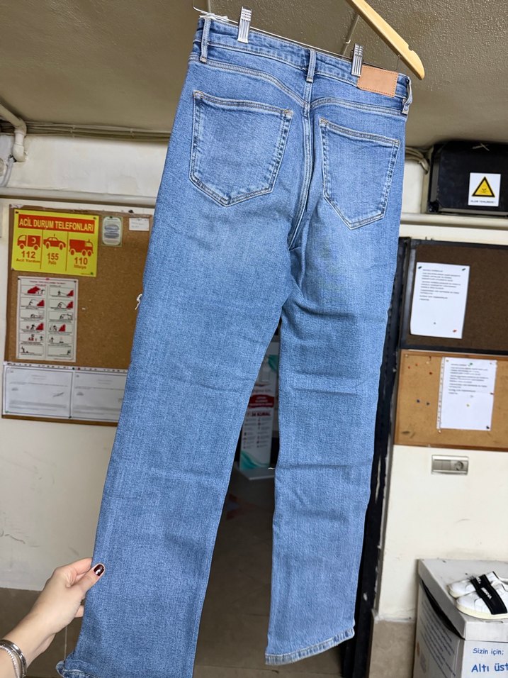 Kadın Mavi Denim Yırtık Detaylı Normal Boy Jean - Görsel 2