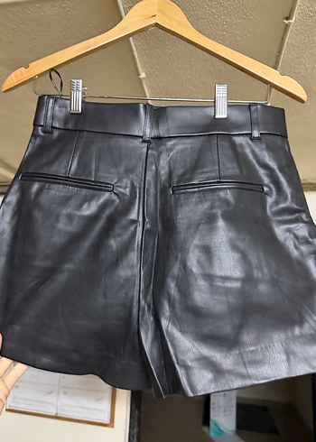 Siyah Deri Kemerli Mini Şort - Görsel 2