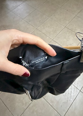 Siyah Deri Kemerli Mini Şort - Görsel 3