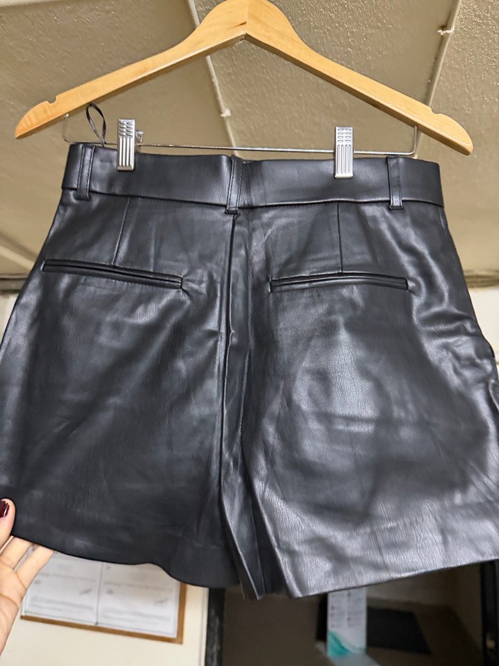 Siyah Deri Kemerli Mini Şort - Görsel 2