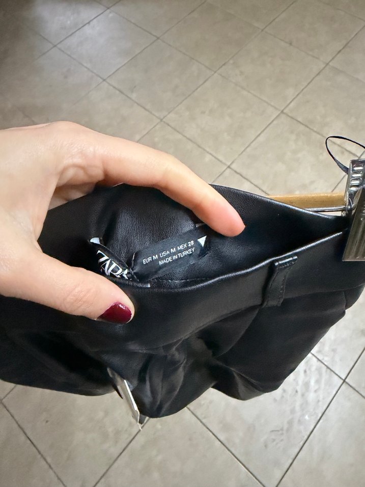 Siyah Deri Kemerli Mini Şort - Görsel 3