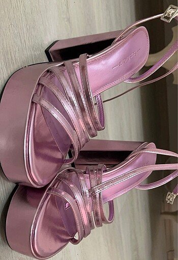 Bershka pembe topuklu ayakkabı