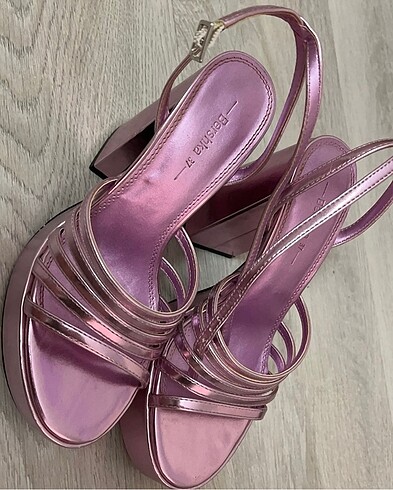 Bershka Bershka pembe topuklu ayakkabı