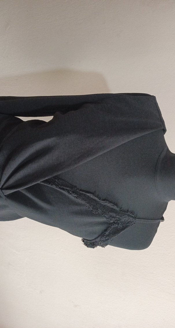 Drapeli Siyah Gotik V Yaka Kadın Bluz - Görsel 2