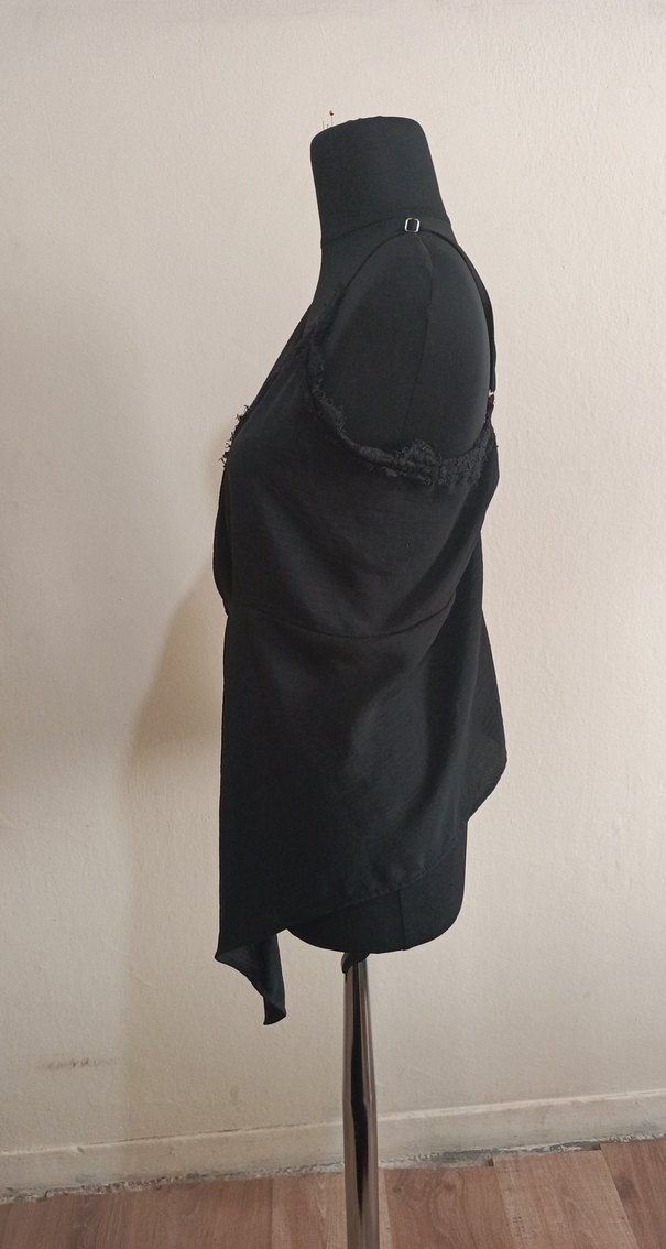 Drapeli Siyah Gotik V Yaka Kadın Bluz - Görsel 4