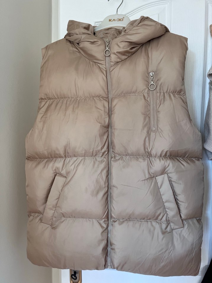 Kapşonlu cepli sisme yelek ici astarlı bej rengi - Görsel 4