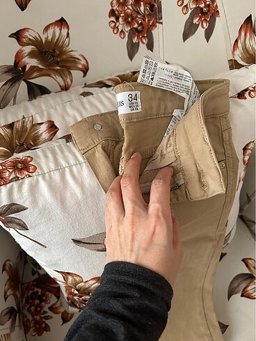 Hiç giymedim. Ten rengi Stradivarius crop pantolon