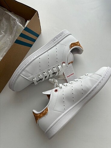 Adidas&Disney stan smith etiketi üstünde