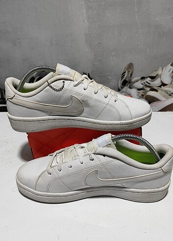 44 Beden Nike Court Royal 