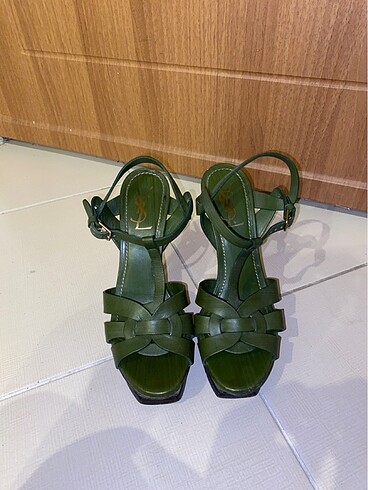 Yves Saint Laurent 39