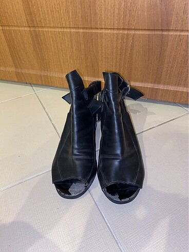 Ön tarafta biraz soyulma var giyince belli olmuyor - Görsel 2