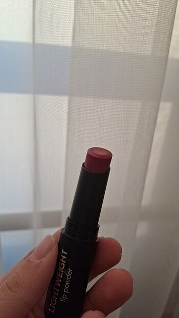 Beden Flormar Lightweight lip powder -017 This Night-