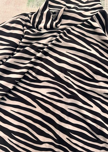 Zebra Desenli Uzun Kollu Yüksek Yakalı Kadın Bluz - Görsel 3