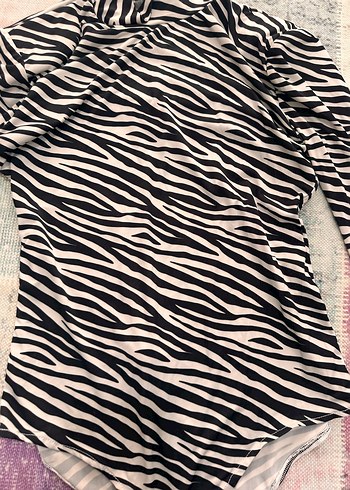 Zebra Desenli Uzun Kollu Yüksek Yakalı Kadın Bluz - Görsel 2