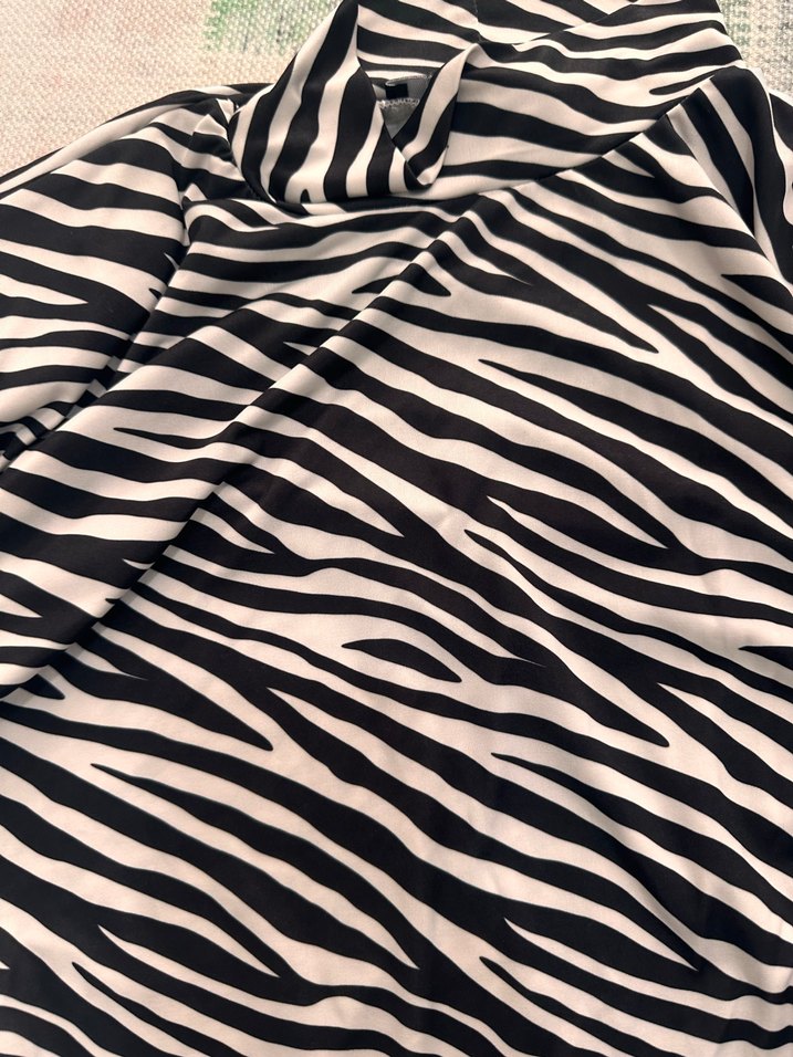 Zebra Desenli Uzun Kollu Yüksek Yakalı Kadın Bluz - Görsel 3