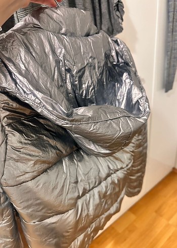 Gri Metalik Kapüşonlu Kadın Mont - Görsel 6