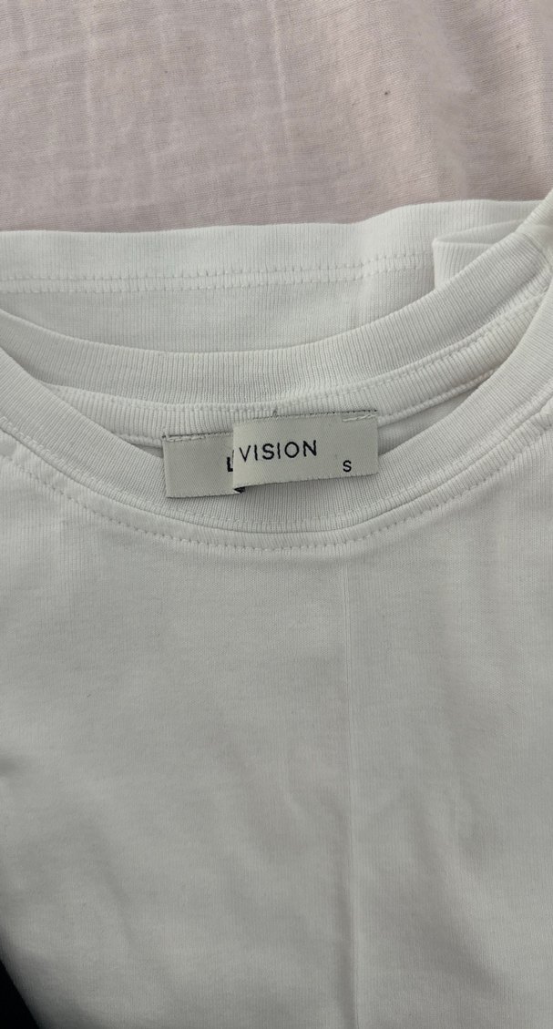 Kadın Siyah ve Beyaz Zamansız Tişört - Görsel 3