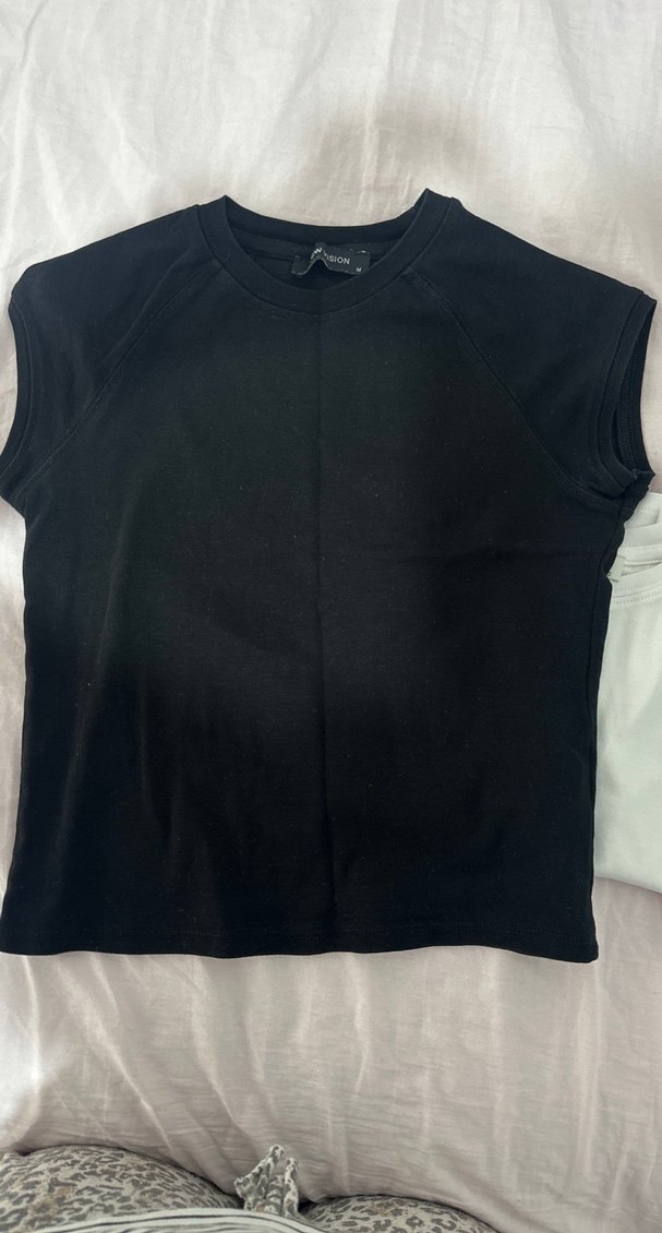 Kadın Siyah ve Beyaz Zamansız Tişört - Görsel 2