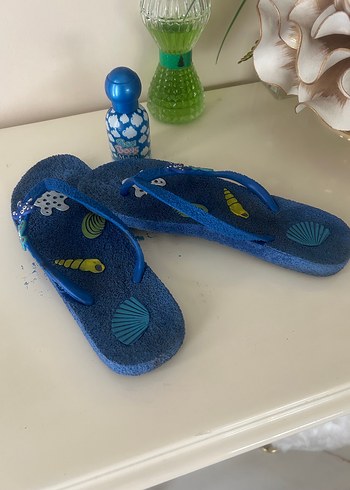 Mavi parmak arası terlik