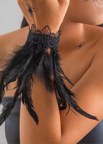 Dantel ve Tüy Detaylı Siyah Gotik Bileklik