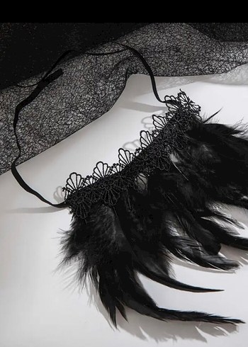 Beden Dantel ve Tüy Detaylı Siyah Gotik Bileklik