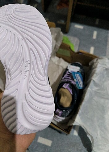 27 numara Skechers 