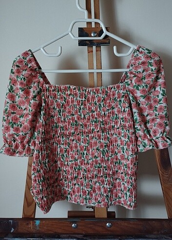Trendyol & Milla Crop pembe çiçekli bluz