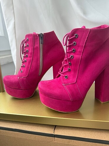 Topuklu pembe bot ????