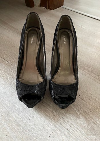 Siyah Desenli Dantel Detaylı Stiletto