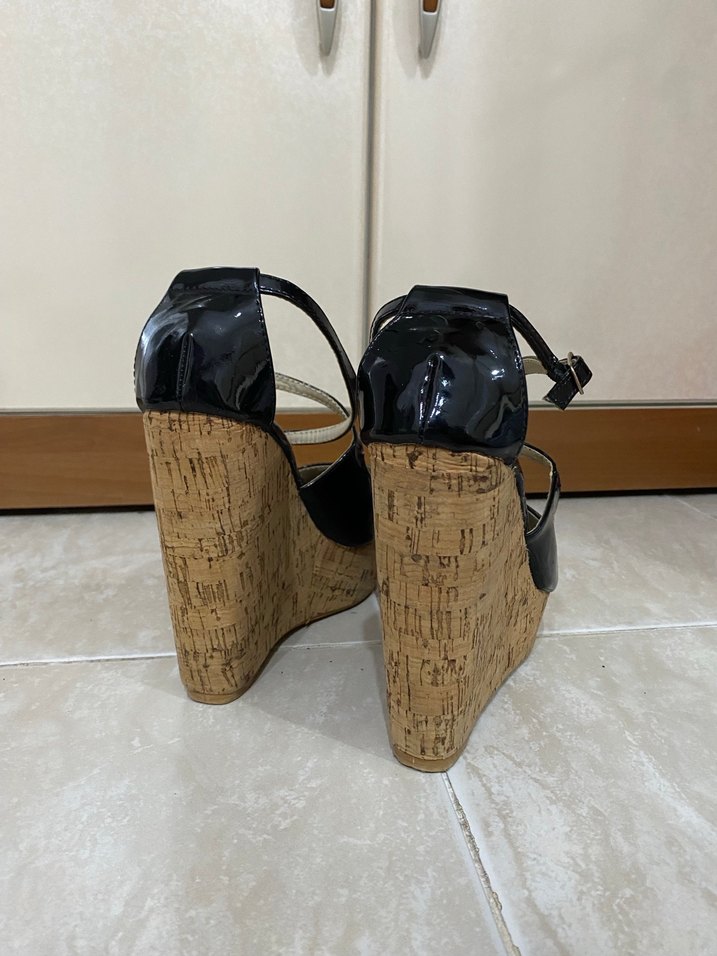 Siyah Rugan Toka Detaylı Dolgu Topuklu Ayakkabı - Görsel 4