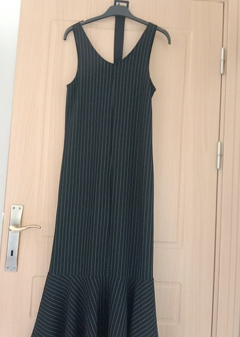 V Yaka Çizgili Siyah Pilili Uzun Elbise