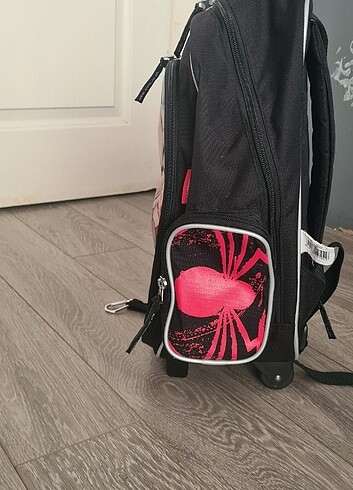Çekçekli okul çantası spider-man'li