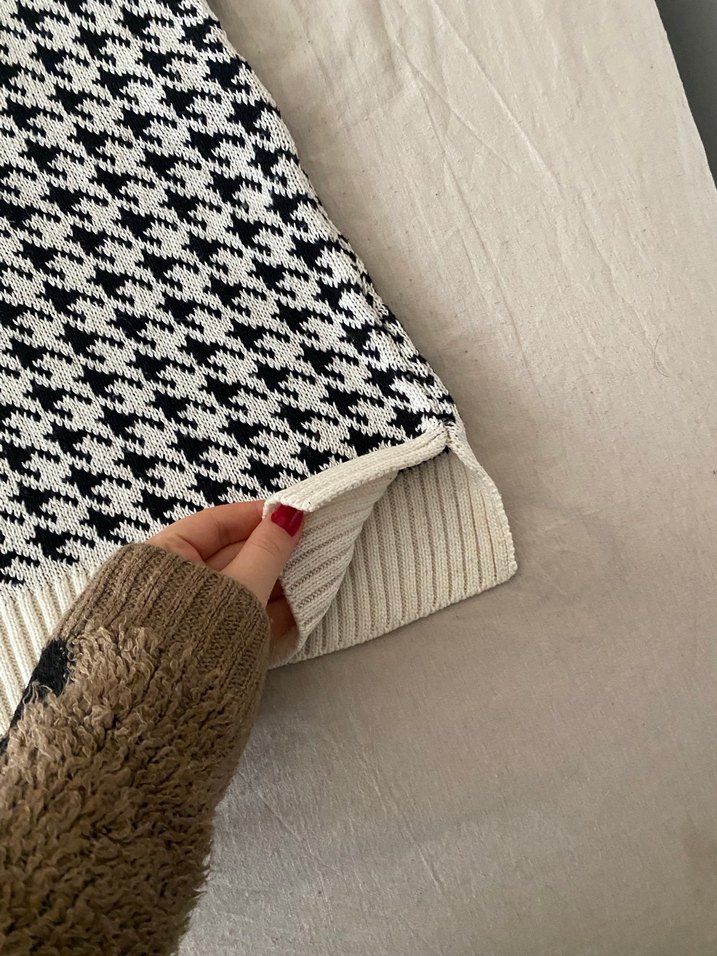 Ekose Desenli V Yaka Örgü Süveter - Görsel 5