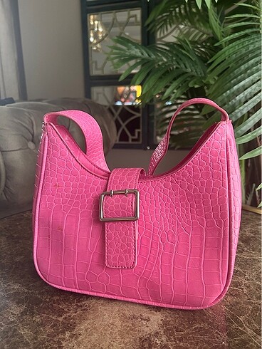 Pembe çanta
