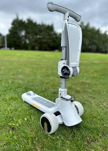 Beyaz ve gri çocuk scooter'ı
