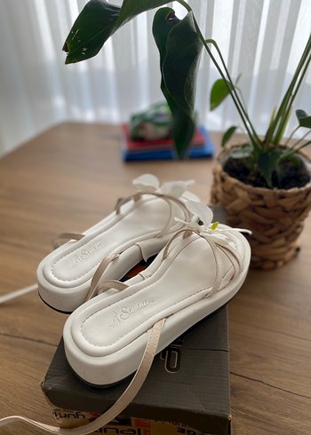 Beyaz Çiçek Detaylı Topuklu Kadın Sandalet - Görsel 3