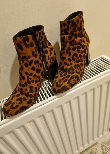 Stradivarius Leopar topuklu bot