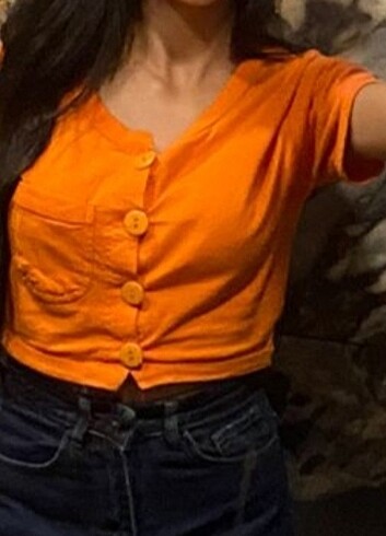 Turuncu düğmeli crop