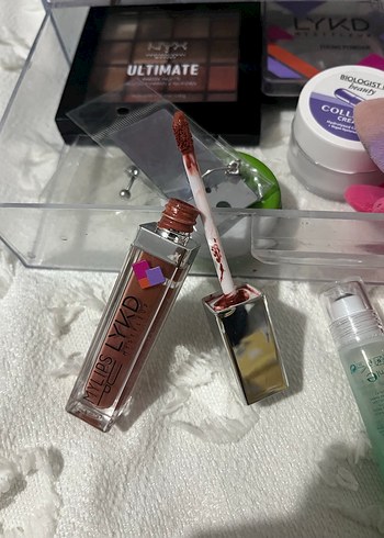 Maybelline Koyu Mor Ruj ve Dudak Parlatıcısı