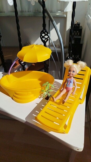Barbie havuz keyfi