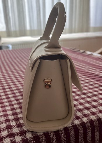 Beden ten rengi Renk Bej Deri Tokalı Kadın Çantası