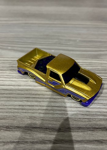 Parlak Altın Renkli Oyuncak Araba