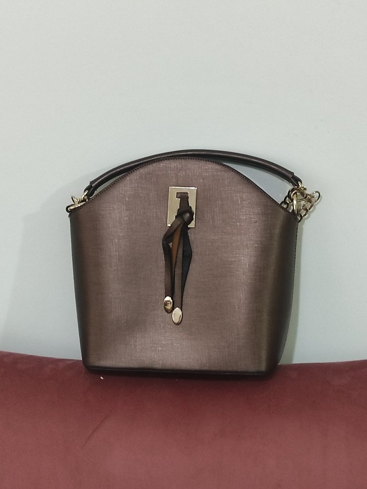 Zincir Detaylı Parlak Kahverengi Kadın Çanta - Görsel 2