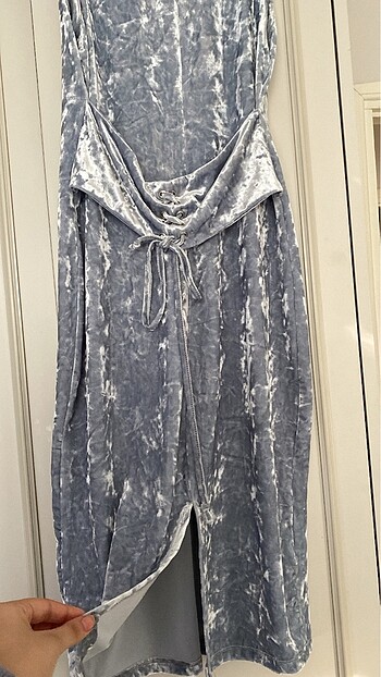 Belden ipli kemerli kadife şık elbise - Görsel 2