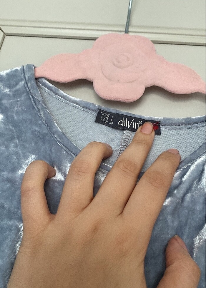 Belden ipli kemerli kadife şık elbise - Görsel 3