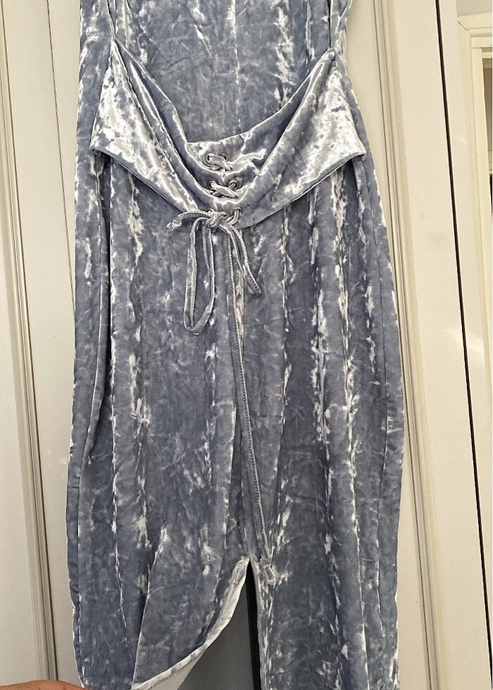 Belden ipli kemerli kadife şık elbise - Görsel 2