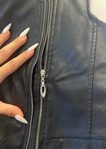 l Beden Kemer Detaylı Siyah Deri Kolsuz Biker Yelek